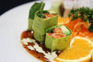 Salmon-Sensation---No-rice---just-all-flavor---spicy-salmon,-salad-and-spicy-sauce